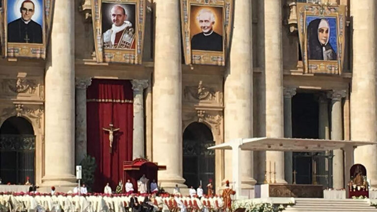 Lee más sobre el artículo San Pablo VI “profeta de una Iglesia extrovertida que mira a los lejanos y cuida de los pobres”