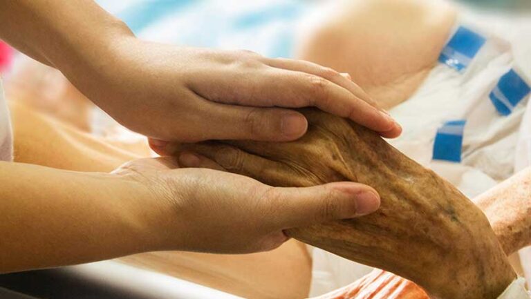 Lee más sobre el artículo Incurable no significa ‘in-cuidable’: carta sobre el cuidado al final de la vida