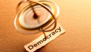 Lee más sobre el artículo En el filo de la Democracia