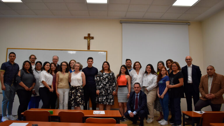Lee más sobre el artículo Entrega de diplomas a los alumnos que han completado el curso para superar la brecha digital