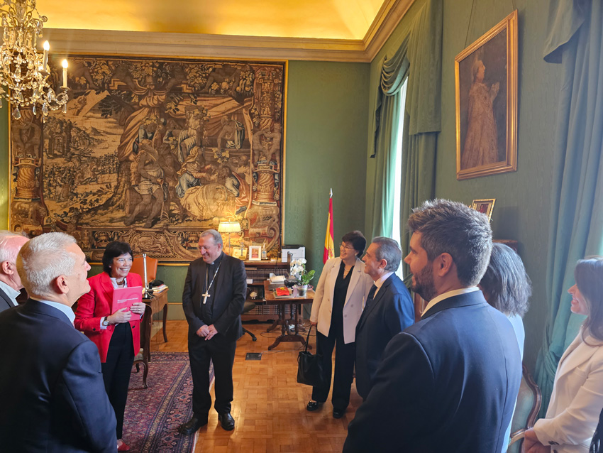 Entrega de la Memoria a la Embajadora de España ante la Santa Sede Entrega de la Memoria a la Embajadora de España ante la Santa Sede