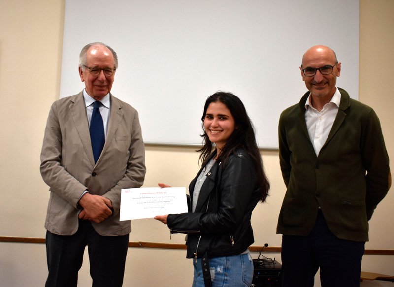 Jenina Pacheco recoge su diploma de manos de Domingo Sugranyes y Jesús Avezuela