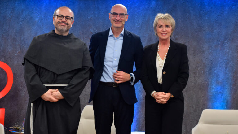 Lee más sobre el artículo Paolo Benanti y Carme Artigas sobre la era digital: sin ética ni control iremos a un retraso de libertades en los próximos años
