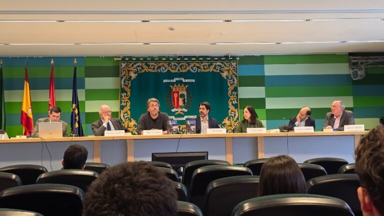 Lee más sobre el artículo Libro “El trabajo se transforma”: claves para una adaptación que no impacte en la dignidad del trabajo