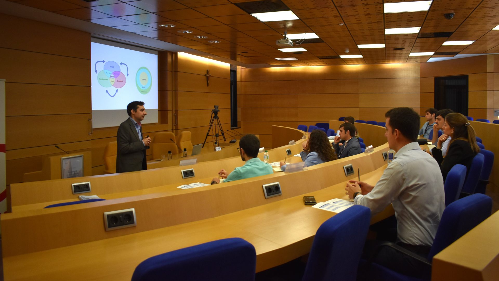 Lee más sobre el artículo Tercera jornada del programa de Liderazgo Humanista sobre los desafíos de sostenibilidad y movilidad en el futuro