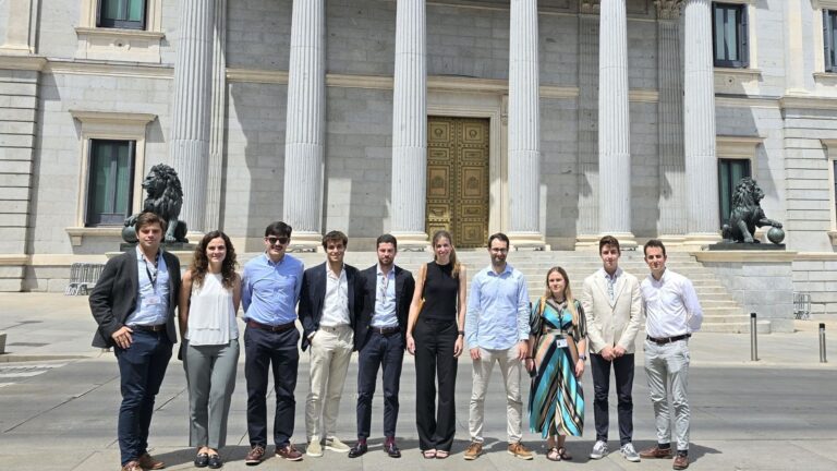 Lee más sobre el artículo Las claves para emprender un negocio y una visita al Congreso de los diputados conforman la sexta jornada del programa de liderazgo