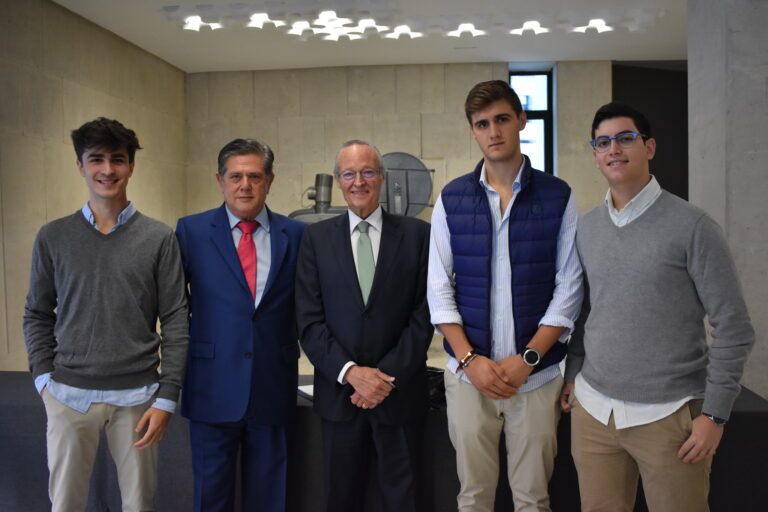 Federico Trillo y Josep Pique con colegiales