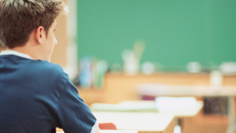 Lee más sobre el artículo La educación no está para hacer terapia, sino para “acompañar a los adolescentes en el discernimiento sobre el bien y el mal”