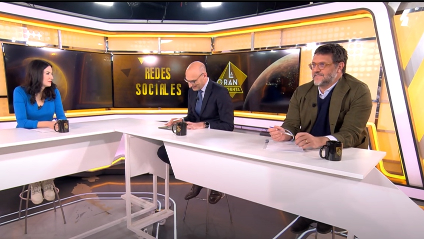 ¿Cómo influyen las redes sociales y la IA en las democracias? ¿Están en riesgo?